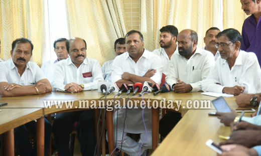State Minister for Food and Civil Supplies U T Khader while strongly condemning the murder of Deepak Rao at Katipalla has denied   reports of having any link with the accused.